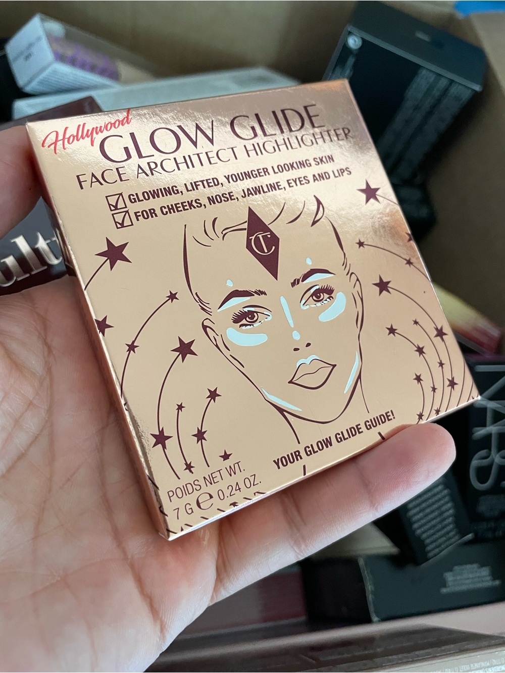 Charlotte Tilbury Hollywood Glow Glide Face Highlighter - pillow talk glow